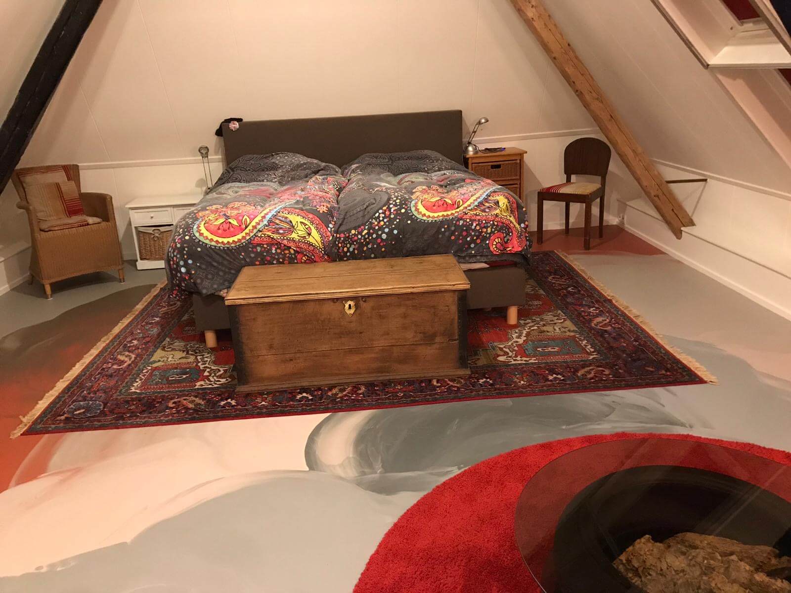 foto van een slaapkamer met een gietvloer