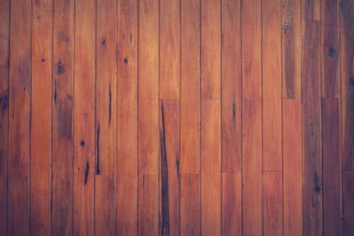 Plaatje van een houten vloer om zelf een gietvloer op aan te brengen